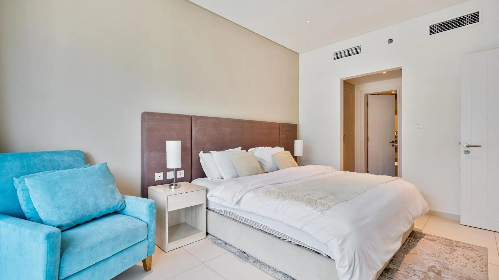 Seven Palm Residence With Stunning View Dubai